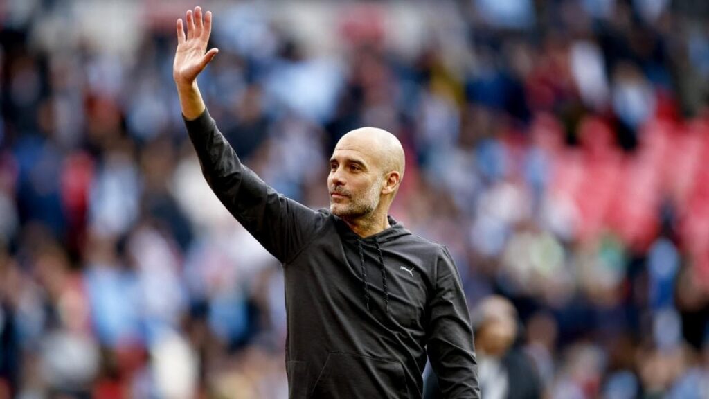 Guardiola saludando al publico del Manchester City