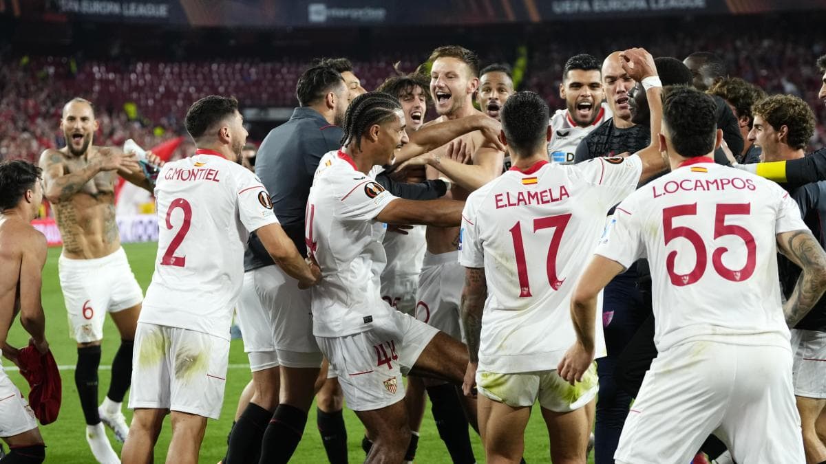 Jugadores del Sevilla celebrando un triunfo