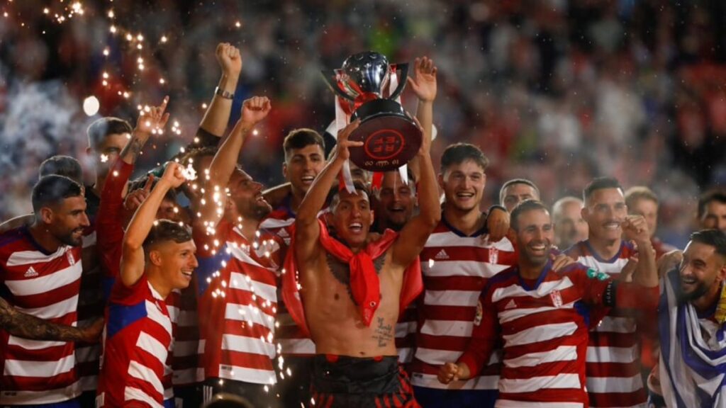 Los jugadores del Granada levantando el trofeo de campeones
