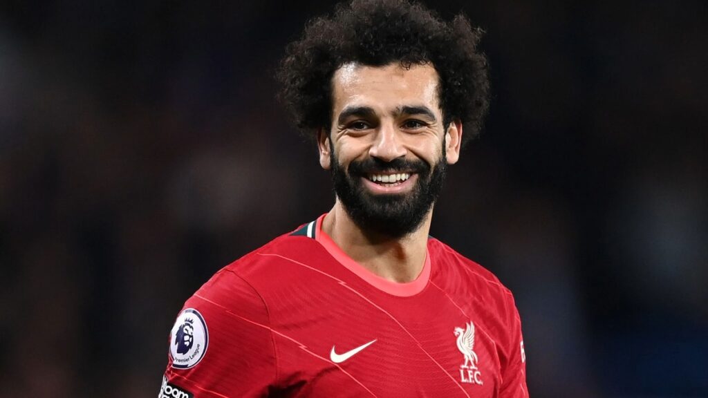 Mohamed Salah sonriendo durante un partido con el Liverpool