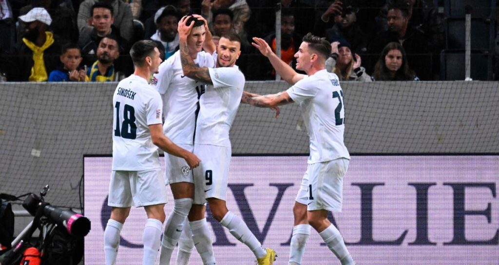 Los jugadores de Eslovenia celebran un gol de Sesko